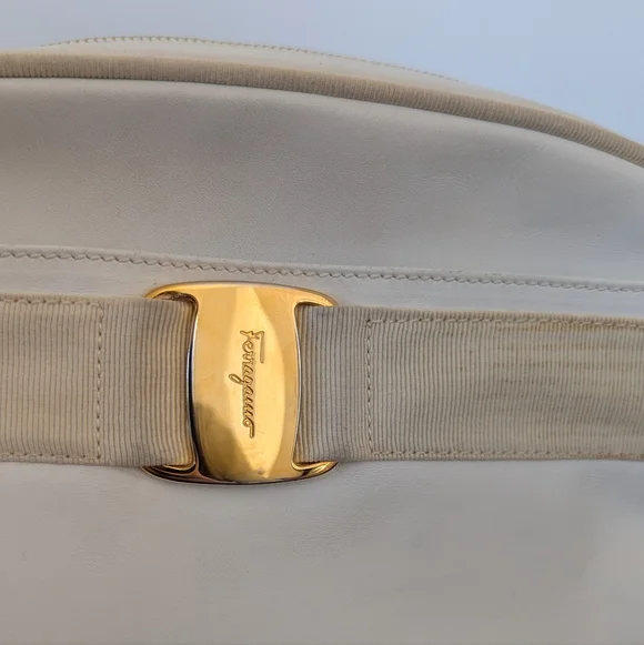 Salvatore Ferragamo Vintage Vara Ribbon Leather Camera Bag Ivory Crossbody - Picture 2 of 14